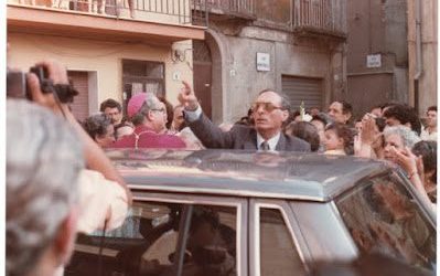 Quando Mons. Marra battezzò 4 bambini in Piazza Marconi