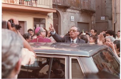 Quando Mons. Marra battezzò 4 bambini in Piazza Marconi