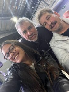 Eduardo Topeano (al centro) con il fratello Osvaldo e la nipote Maria Sole il giorno della premiazione